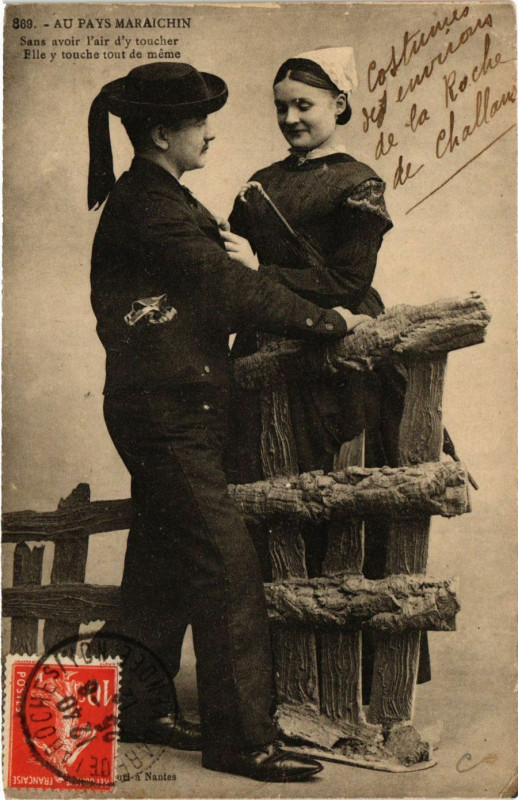 Carte postale ancienne Au pays Maraichin Sans avoir l'air d'y toucher File y touche tout