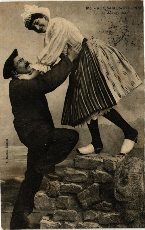 Carte postale ancienne Aux Sables-d'Olonne - Un doux fardeau