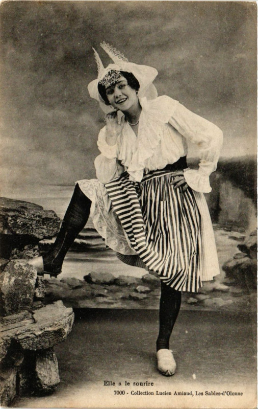 Carte postale ancienne Elle a le sourire