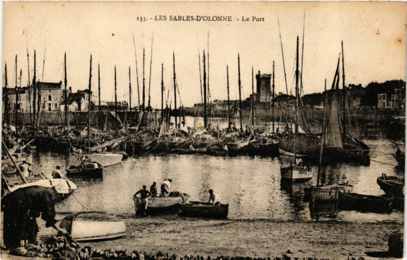 Carte postale ancienne Les Sables - d'Olonne - Le Port aux Sables-d'Olonne