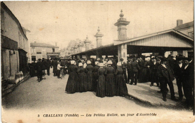 Carte postale ancienne Challans - Les Petites Halles un jour d'Assemblée à Challans