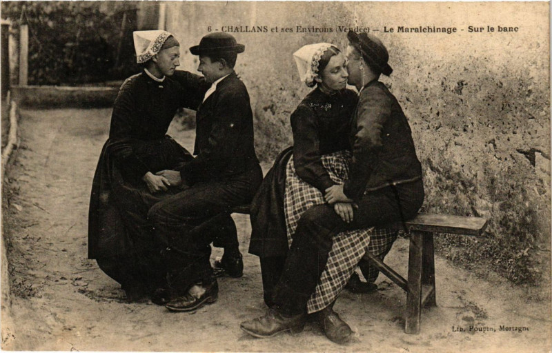 Carte postale ancienne Challans et ses Envirous - Le Maraichinage - Sur le banc à Challans
