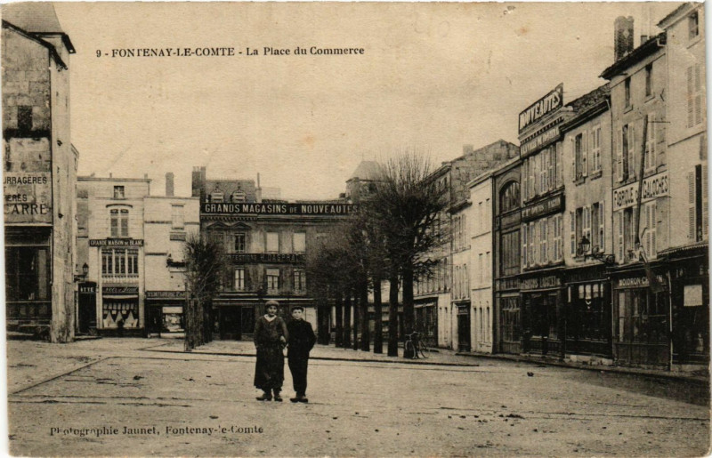 Carte postale ancienne Fontenay-le-Comte - La Place du Commerce à Fontenay-le-Comte
