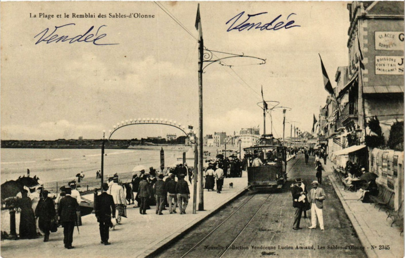Carte postale ancienne La Plage et le Remblai des Sables-d'Olonne