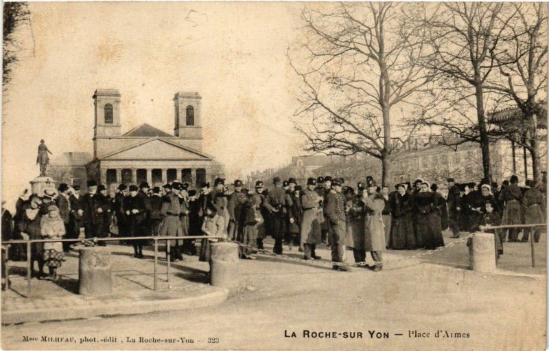 Carte postale ancienne La Roche-sur-Yon - Place d'Armes à La Roche-sur-Yon