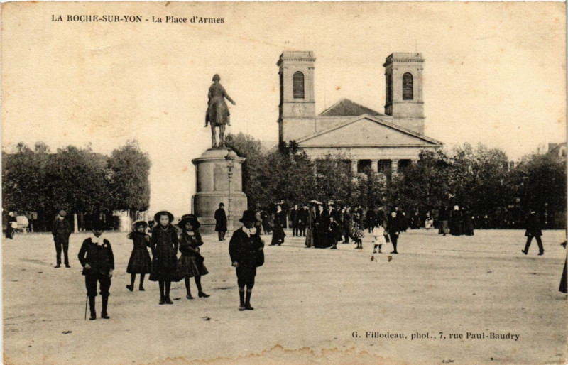 Carte postale ancienne La Roche-sur-Yon - La Place d'Armes à La Roche-sur-Yon