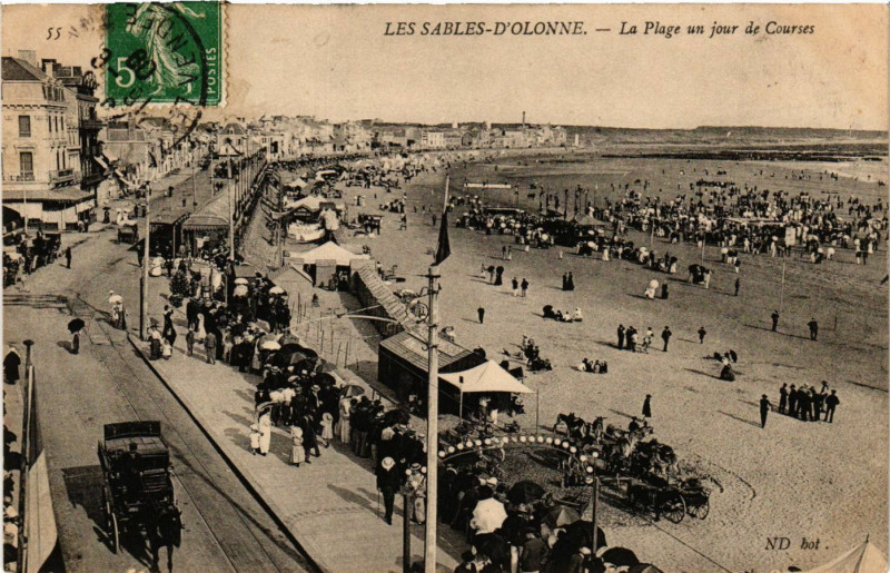 Carte postale ancienne Les Sables-d'Olonne - La Plage un jour de Courses aux Sables-d'Olonne