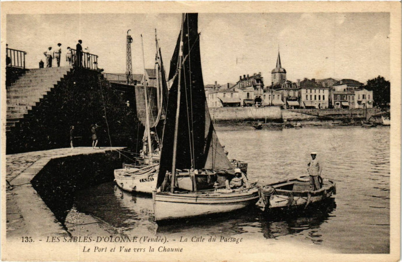 Carte postale ancienne Les Sables - d'Olonne - La Cale du Passage - Le Port et aux Sables-d'Olonne