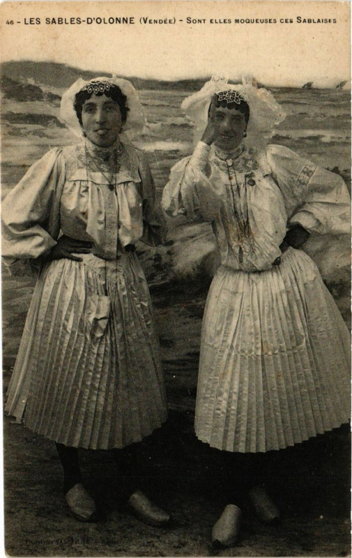 Carte postale ancienne Les Sables d'Olonne - Sort elles Moqueuses ces Sablaises aux Sables-d'Olonne