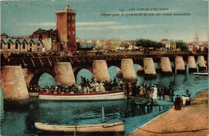 Carte postale ancienne Les Sables d'Olonne - Depart pour la promenade en mer sur bateau aux Sables-d'Olonne
