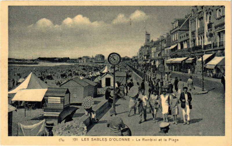 Carte postale ancienne Les Sables d'Olonne - Le Ramblai et la Plage aux Sables-d'Olonne