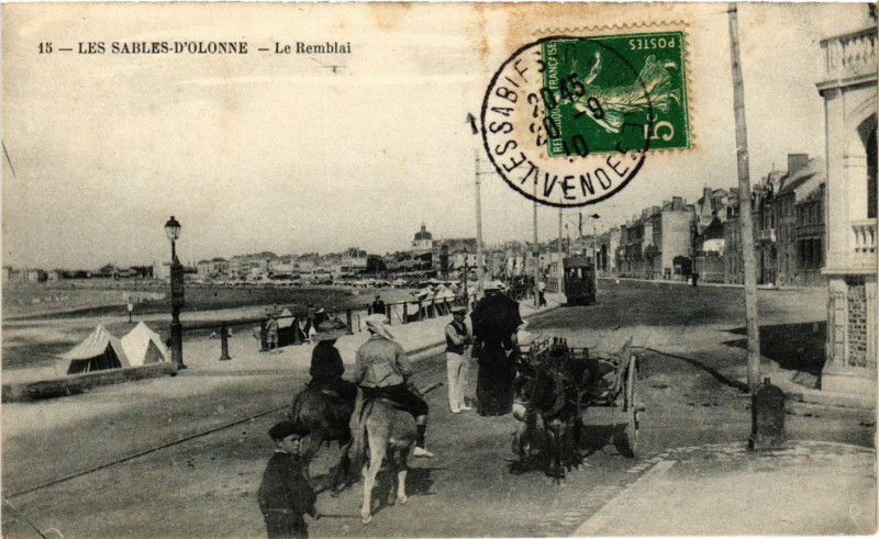 Carte postale ancienne Les Sables d'Olonne - Le Remblai aux Sables-d'Olonne
