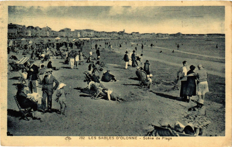 Carte postale ancienne Les Sables d'Olonne - Scene de Plage aux Sables-d'Olonne