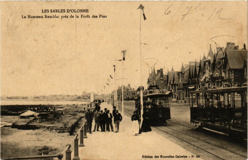 Carte postale ancienne Les Sables d'Olonne - Le Nouveau Remblai pres de la Foret des Pins aux Sables-d'Olonne