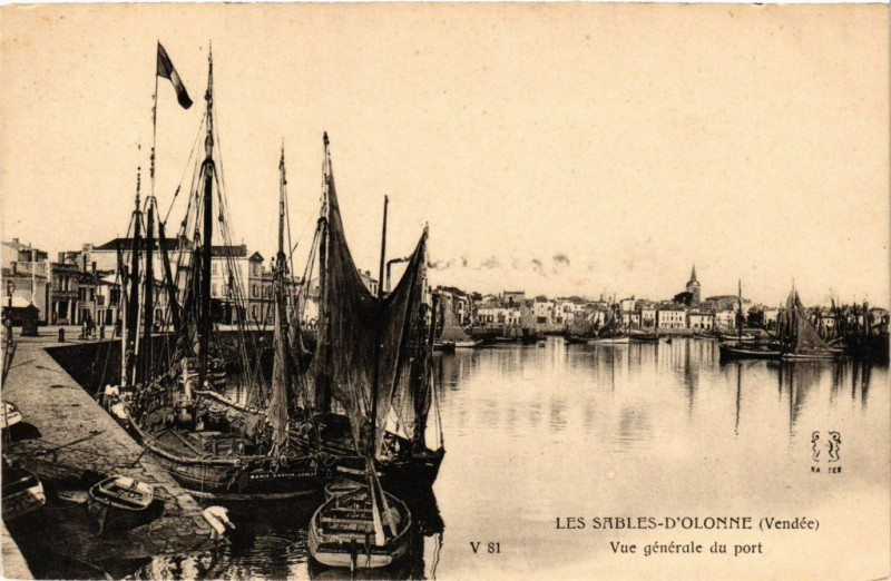 Carte postale ancienne Les Sables - d'Olonne - Vue générale du port aux Sables-d'Olonne