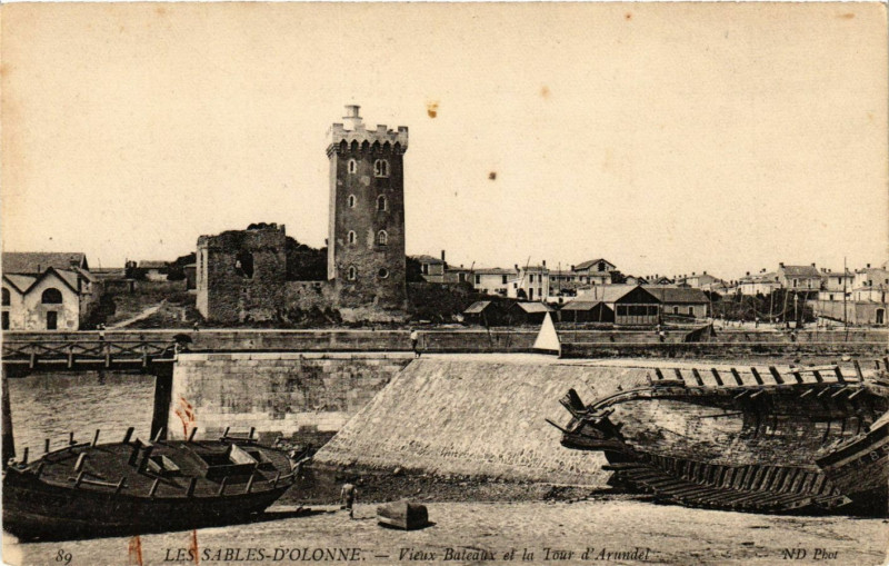 Carte postale ancienne Les Sables-d'Olonne - Vieux Bataux et la Tour d'Arundel aux Sables-d'Olonne