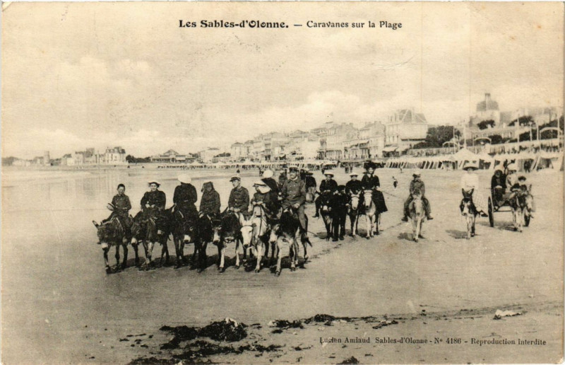 Carte postale ancienne Les Sables-d'Olonne - Caravanes sur la Plage aux Sables-d'Olonne