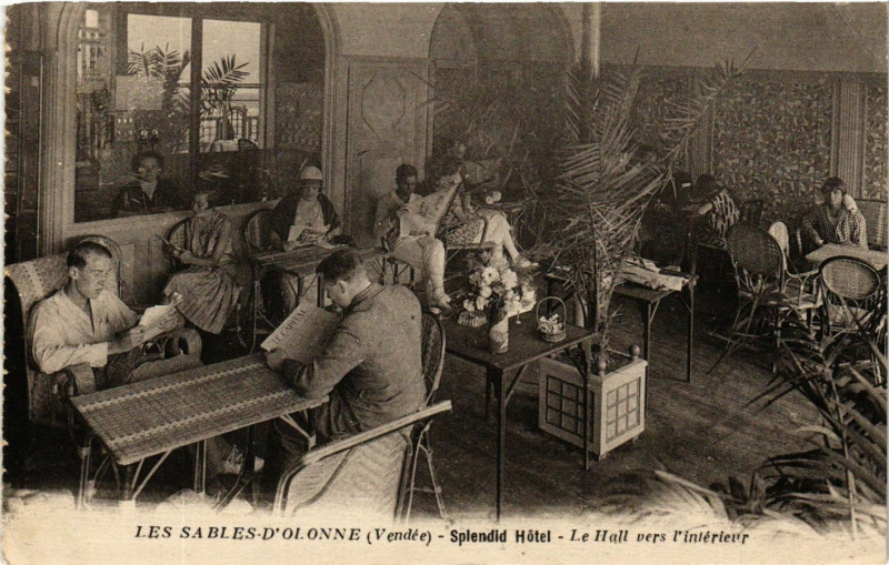 Carte postale ancienne Les Sables-d'Olonne - Splendid Hotel - Le Hall vers aux Sables-d'Olonne