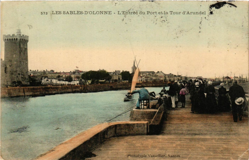 Carte postale ancienne Les Sables-d'Olonne - Le Entrée du Port et la Tour d'Arundel aux Sables-d'Olonne