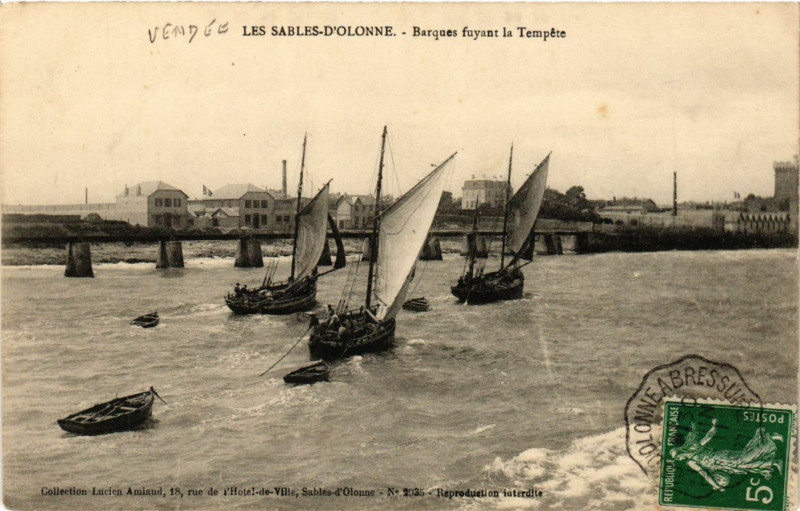 Carte postale ancienne Les Sables-d'Olonne - Barques fuyant la Templete aux Sables-d'Olonne
