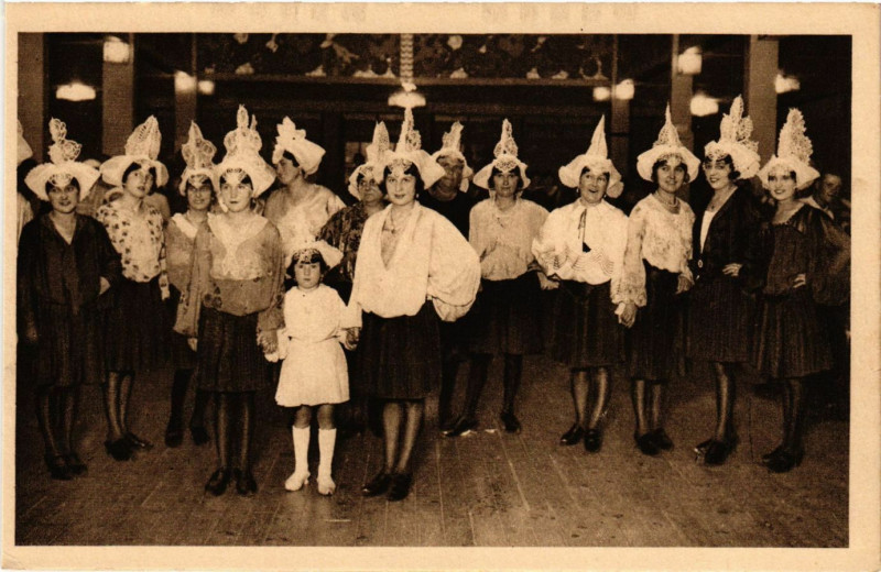 Carte postale ancienne Les Sables-d'Olonne - Concours de coiffes au Casino des Sports aux Sables-d'Olonne