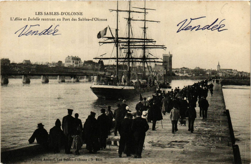 Carte postale ancienne Les Sables-d'Olonne - L'Allée et Isabelle rentrant au Port des aux Sables-d'Olonne