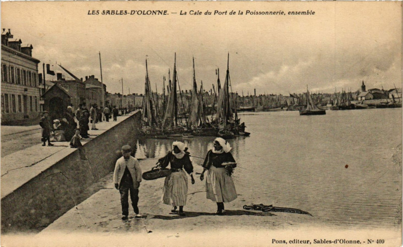 Carte postale ancienne Les Sables-d'Olonne - La Cale du Port de la Poissonnerie ensemble aux Sables-d'Olonne