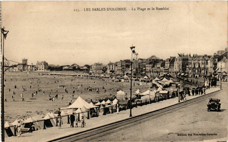 Carte postale ancienne Les Sables-d'Olonne - La Plage et la Remblai aux Sables-d'Olonne