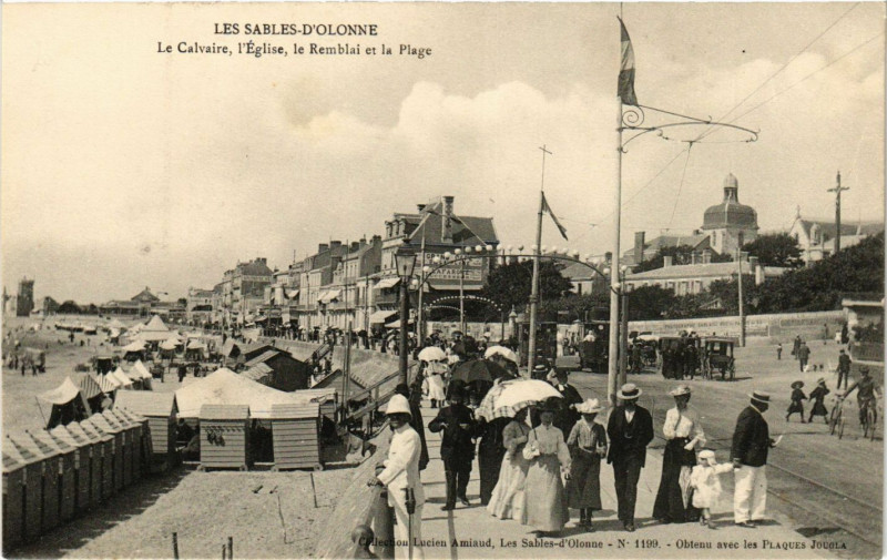 Carte postale ancienne Les Sables-d'Olonne - Le Calvaire l'Eglise le Remblai et la Plage aux Sables-d'Olonne