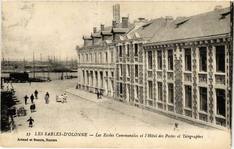 Carte postale ancienne Les Sables-d'Olonne - Les Ecoles Communales et l'Hotel des Postes aux Sables-d'Olonne