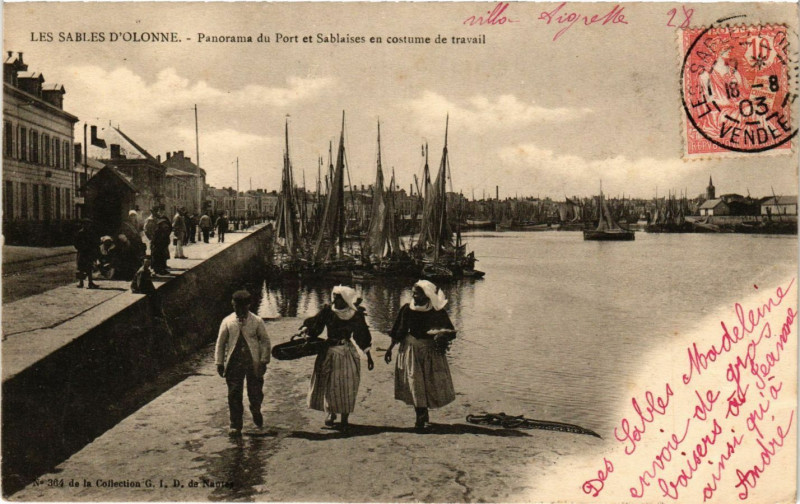 Carte postale ancienne Les Sables-d'Olonne - Panorama du Port et Sablaises en costume de aux Sables-d'Olonne