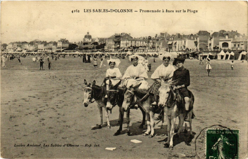 Carte postale ancienne Les Sables-d'Olonne - Promenade a anes sur la Plage aux Sables-d'Olonne
