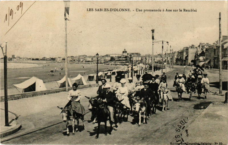 Carte postale ancienne Les Sables-d'Olonne - Une promenade a Ane sur le Remblai aux Sables-d'Olonne