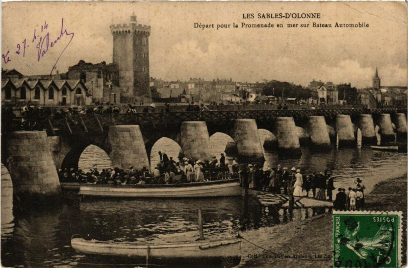 Carte postale ancienne Les Sables-d'Olonne - Depart pour la Promenade en mer sur Bateau aux Sables-d'Olonne