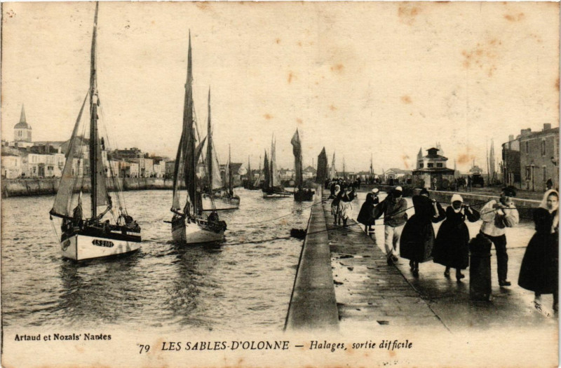 Carte postale ancienne Les Sables-d'Olonne - Halages sortie difficile aux Sables-d'Olonne