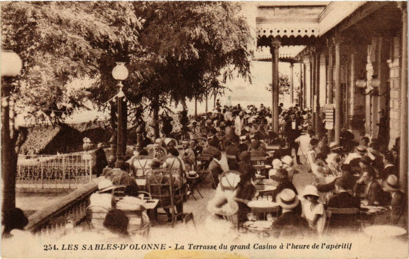 Carte postale ancienne Les Sables-d'Olonne - La Terrasse du grand Casino a l'heure de aux Sables-d'Olonne