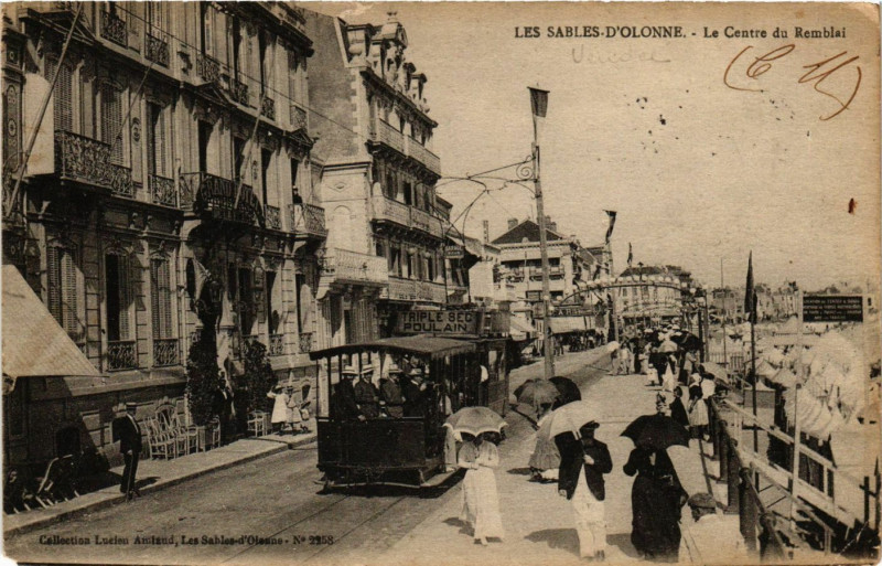 Carte postale ancienne Les Sables-d'Olonne - Le Centre du Remblai aux Sables-d'Olonne