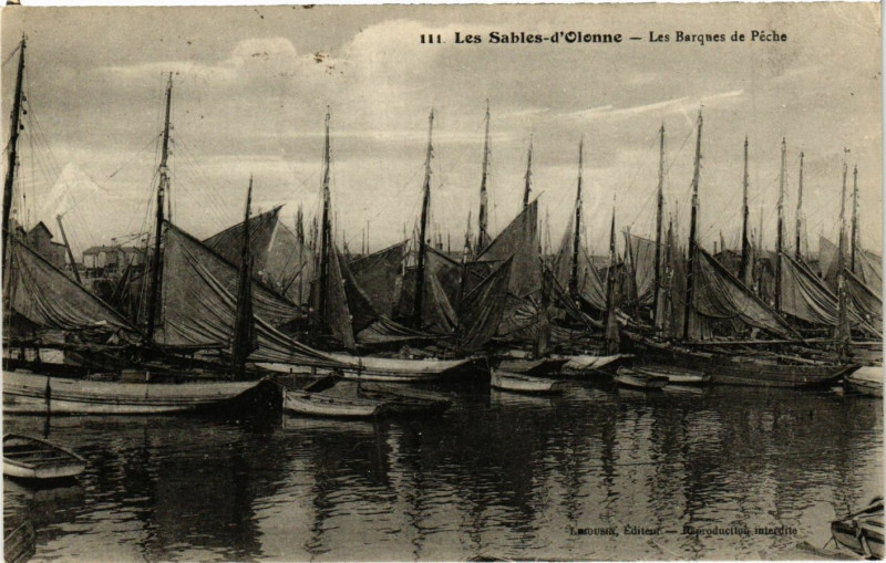 Carte postale ancienne Les Sables-d'Olonne - Les Barques de Peche aux Sables-d'Olonne