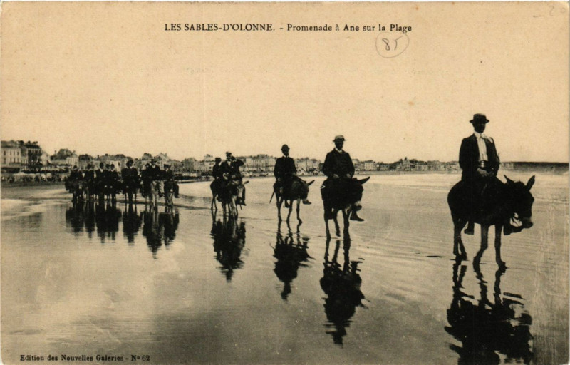 Carte postale ancienne Les Sables-d'Olonne - Promenade a Ane sur la Plage aux Sables-d'Olonne