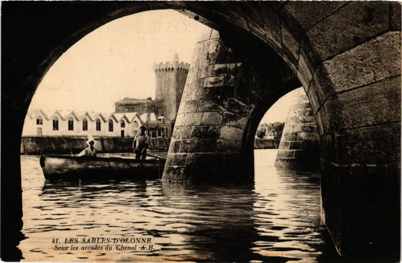 Carte postale ancienne Les Sables-d'Olonne - Sous les arcades du Chenal aux Sables-d'Olonne