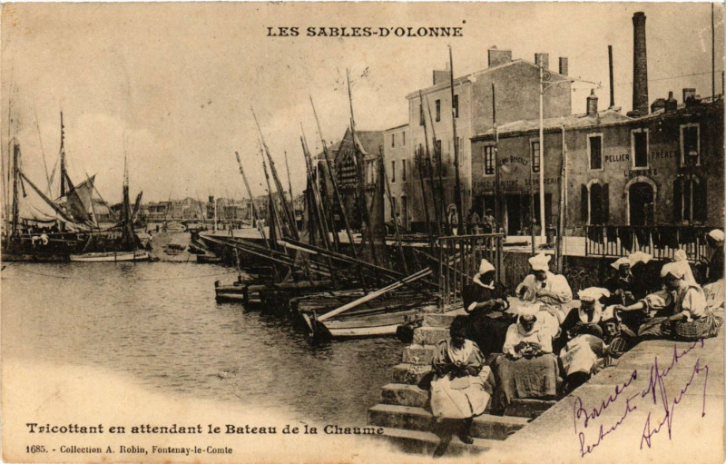 Carte postale ancienne Les Sables-d'Olonne Tricottant en attendant le Bateau de la Chaume aux Sables-d'Olonne