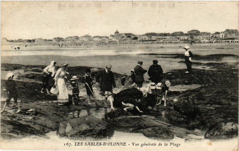 Carte postale ancienne Les Sables-d'Olonne - Vue générale de la Plage aux Sables-d'Olonne