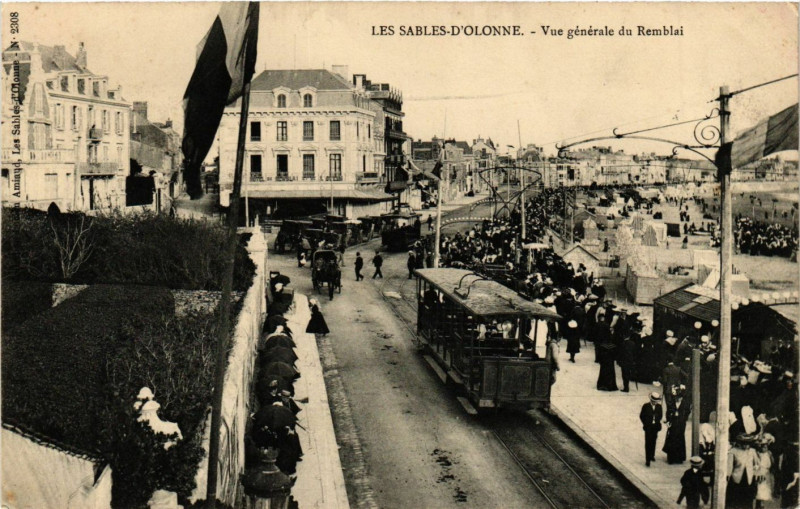 Carte postale ancienne Les Sables-d'Olonne - Vue générale du Remblai aux Sables-d'Olonne