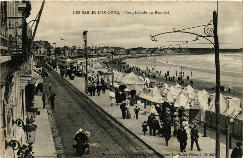 Carte postale ancienne Les Sables-d'Olonne - Vue générale du Remblai aux Sables-d'Olonne