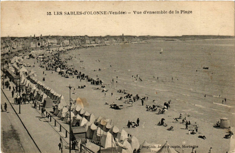 Carte postale ancienne Les Sables-d'Olonne - Vue d'ensemble de la Plage aux Sables-d'Olonne
