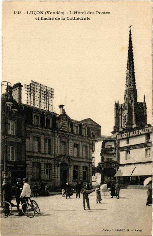 Carte postale ancienne Lucon - L'Hotel des Postes et fleche de la Cathédrale à Luçon