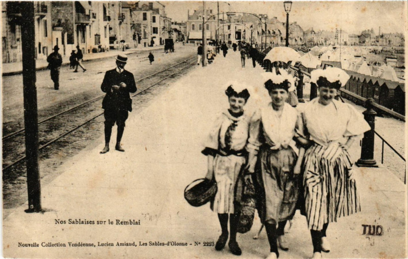 Carte postale ancienne Nos Sablaises sur le Remblai
