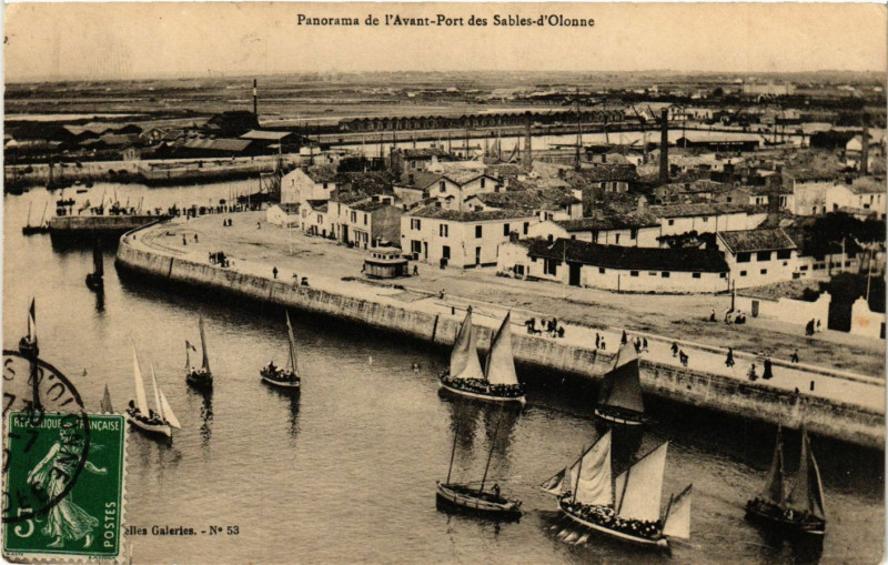Carte postale ancienne Panorama de l'Avant-Port des Sables-d'Olonne