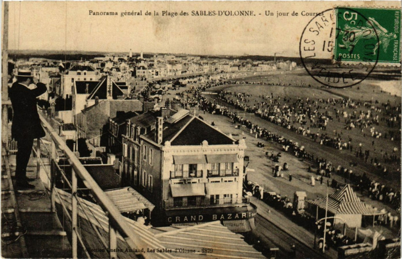 Carte postale ancienne Panorama general de la Plage des Sables-d'Olonne - Un jour de