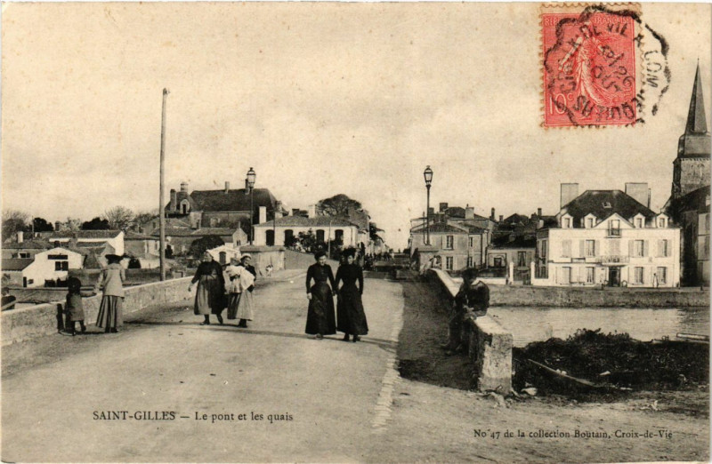 Carte postale ancienne Saint-Gilles - Le pont et les quais